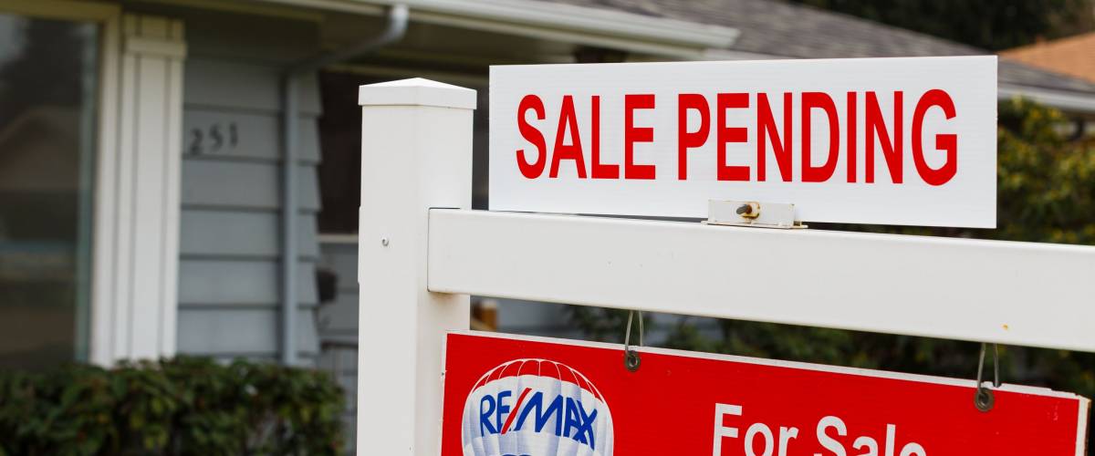 SPRINGFIELD, OR - FEBRUARY 16, 2016: ReMax Integrity listing with a for sale sign is now pending as the real estate market picks up again and prices go up.