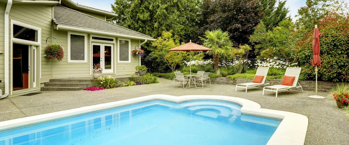 Backyard with swimming pool and patio area.Real estate in Federal Way, WA