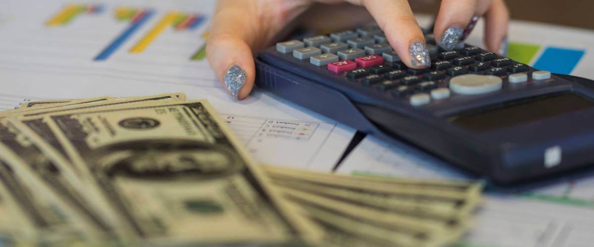 Business woman learn financial accounting.