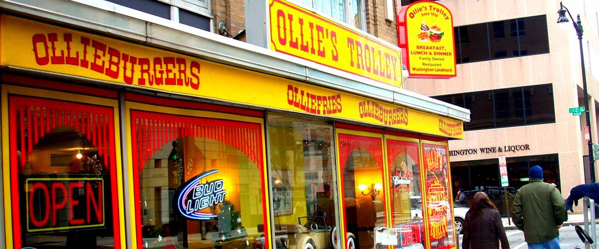 Ollie's Trolley operating on 12th Street in Washington, D.C.