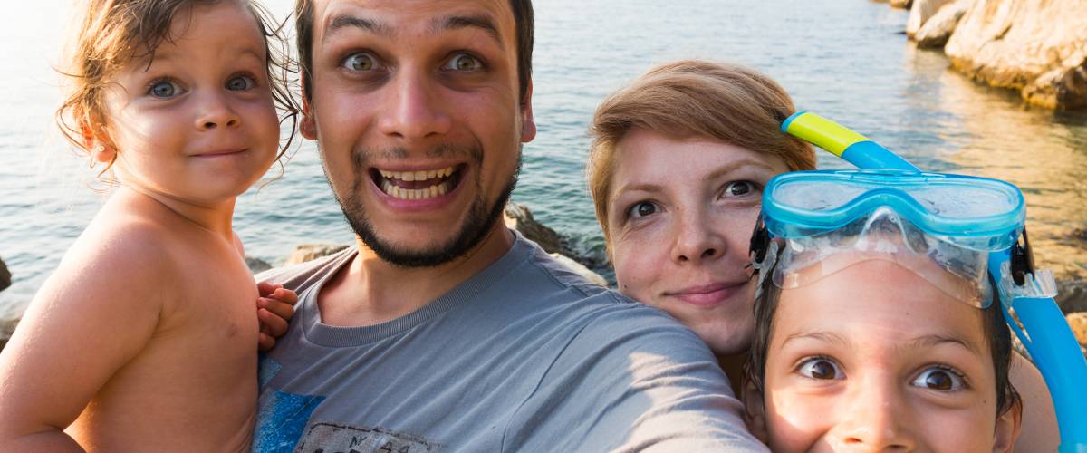 funny family trip selfie shot