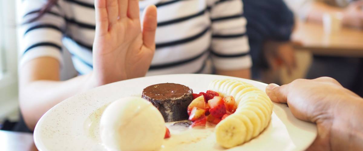 The women used to push the dessert plate with the people. Do not eat desserts for weight loss.