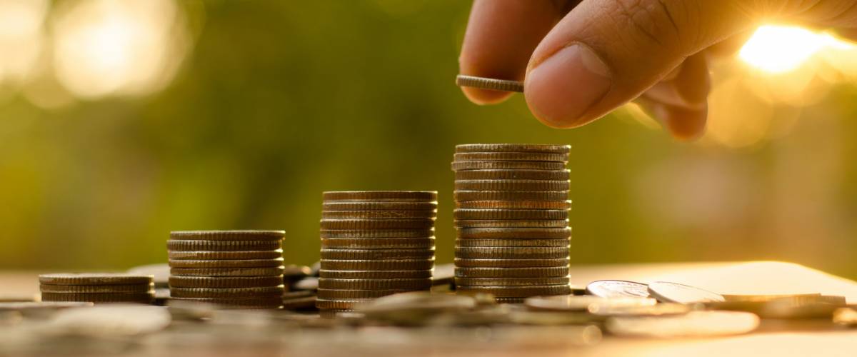 man hands counting coins