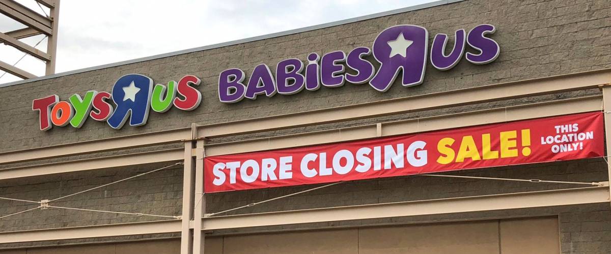 Emeryville, CA - March 10, 2018: Toys R Us store front. Bankrupt retailer Toys R Us may shut all its US stores as soon as next week, according to several reports.