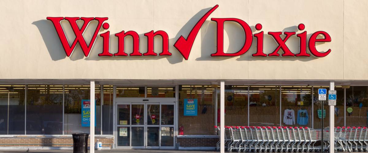 FORT LAUDERDALE, FLA/USA - APRIL 13, 2017: Winn-Dixie retail grocery store exterior. Winn-Dixie Stores, Inc. is an American supermarket chain.