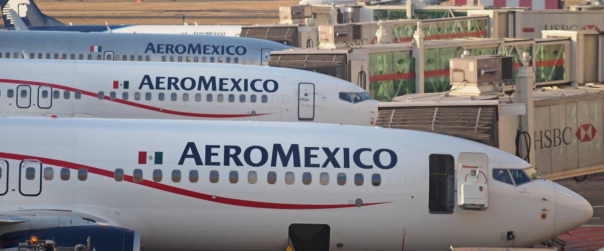 AeroMexico planes at the airport